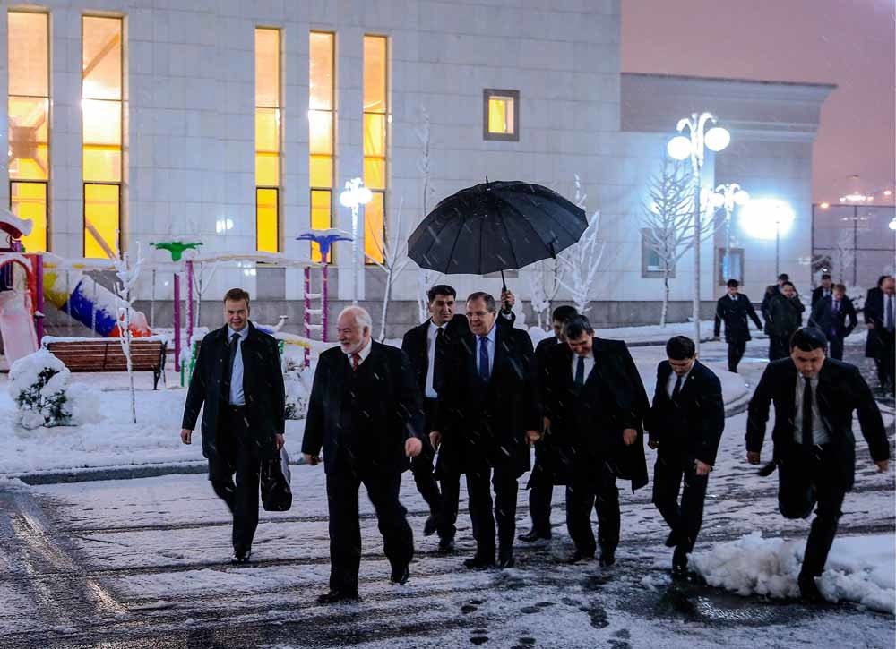 Lavrov op bezoek in Turkmenistan. Hij wordt vergezeld door de Russische ambassadeur in Turkmenistan Alexander Blokhin en de Turkmeense minister van Buitenlandse Zaken.  © Valery Sharifulin / Corbis