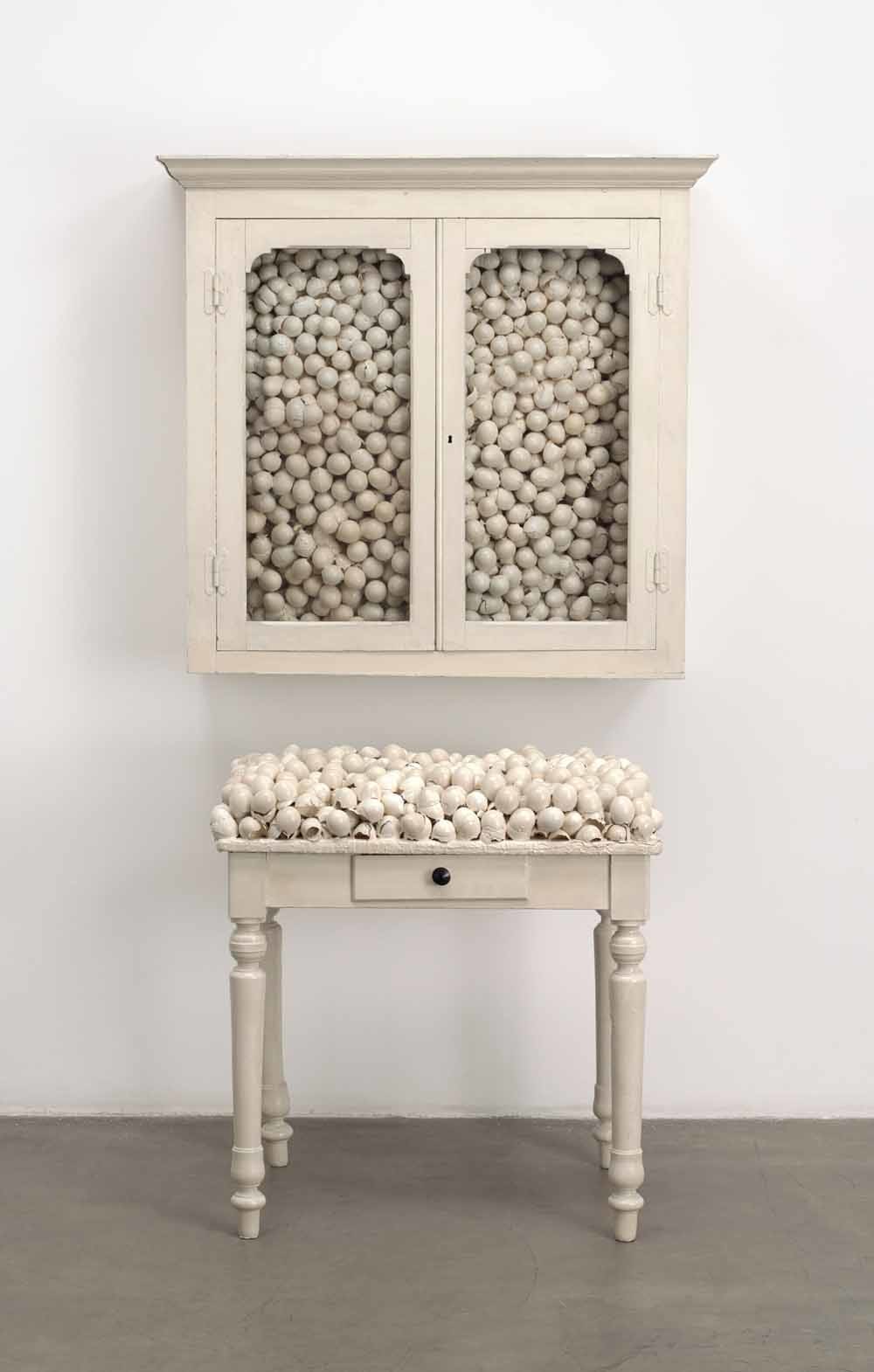 Marcel Broodthaers: Armoire blanche et table blanche. – © 2016 Estate of Marcel Broodthaers / Artists Rights Society (ARS), New York / SABAM, Brussels