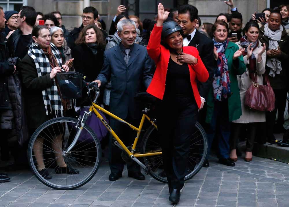Minister Christiane Taubira nam afscheid van haar ministerie en vertrok op de fiets. – © Christian Hartmannt / Reuters