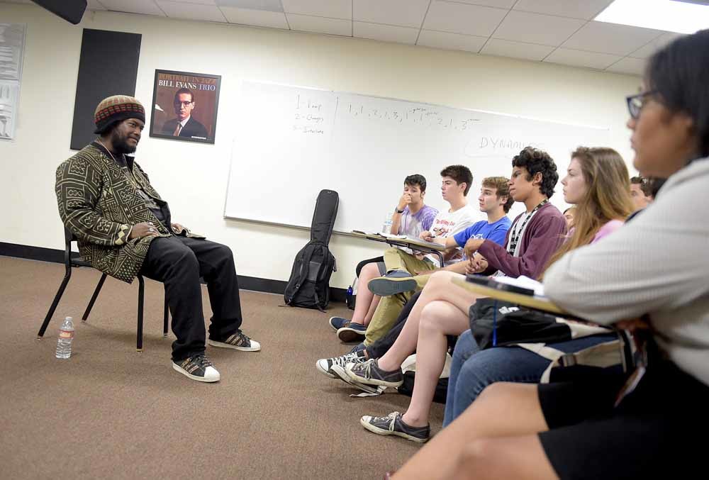 Kamasi Washington presenteert The Epic voor het interviewprogramma AOL Build in New York. – © Grant Lamos IV / Getty