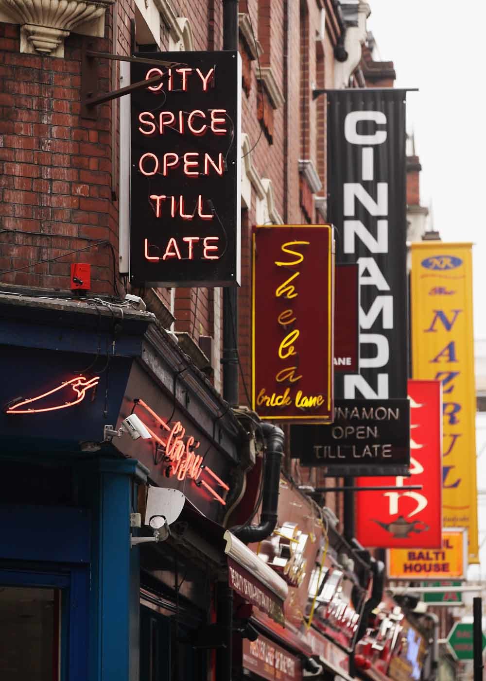 De curry restaurants op Brick Lane. – © Oli Scarff / Getty