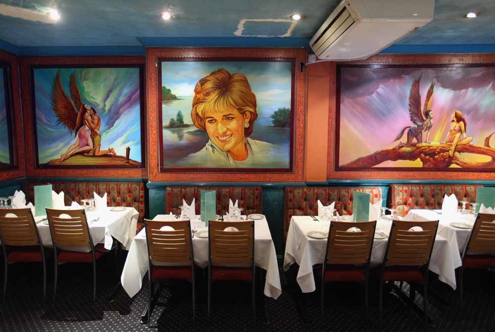 Cafe Bangla curry house op Brick Lane in London. Steeds meer mensen blijven thuis om hun eigen vindaloorecept uit te proberen. – © Oli Scarff / Getty