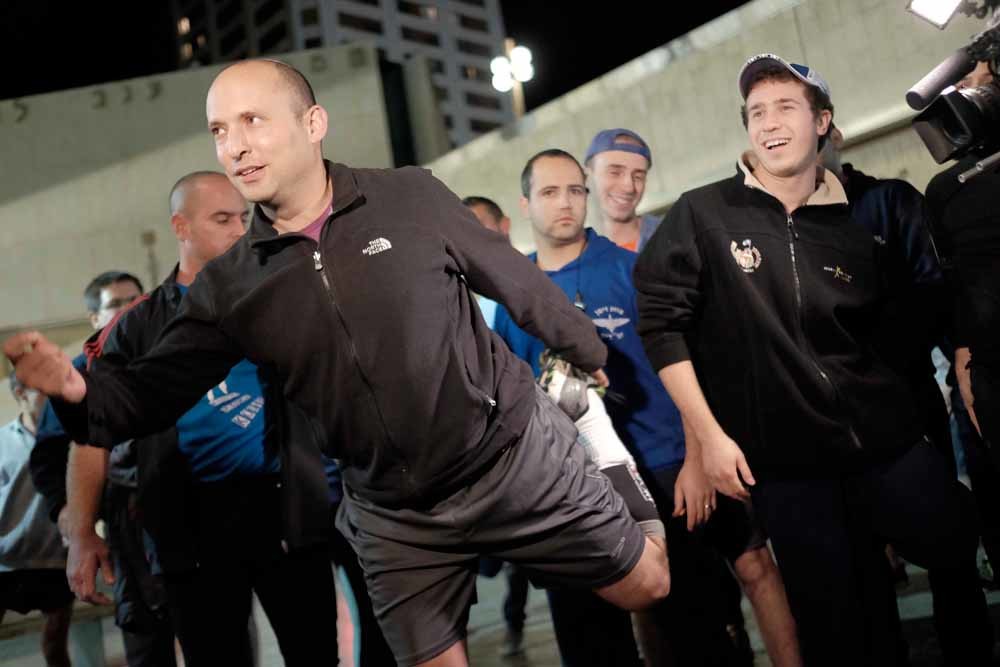 Al hardlopend wilde Naftali Bennett de bewoners van Tel Aviv een hart onder de riem te steken na de dodelijke aanslag begin januari.  – © Tomer Neuberg / Flash90