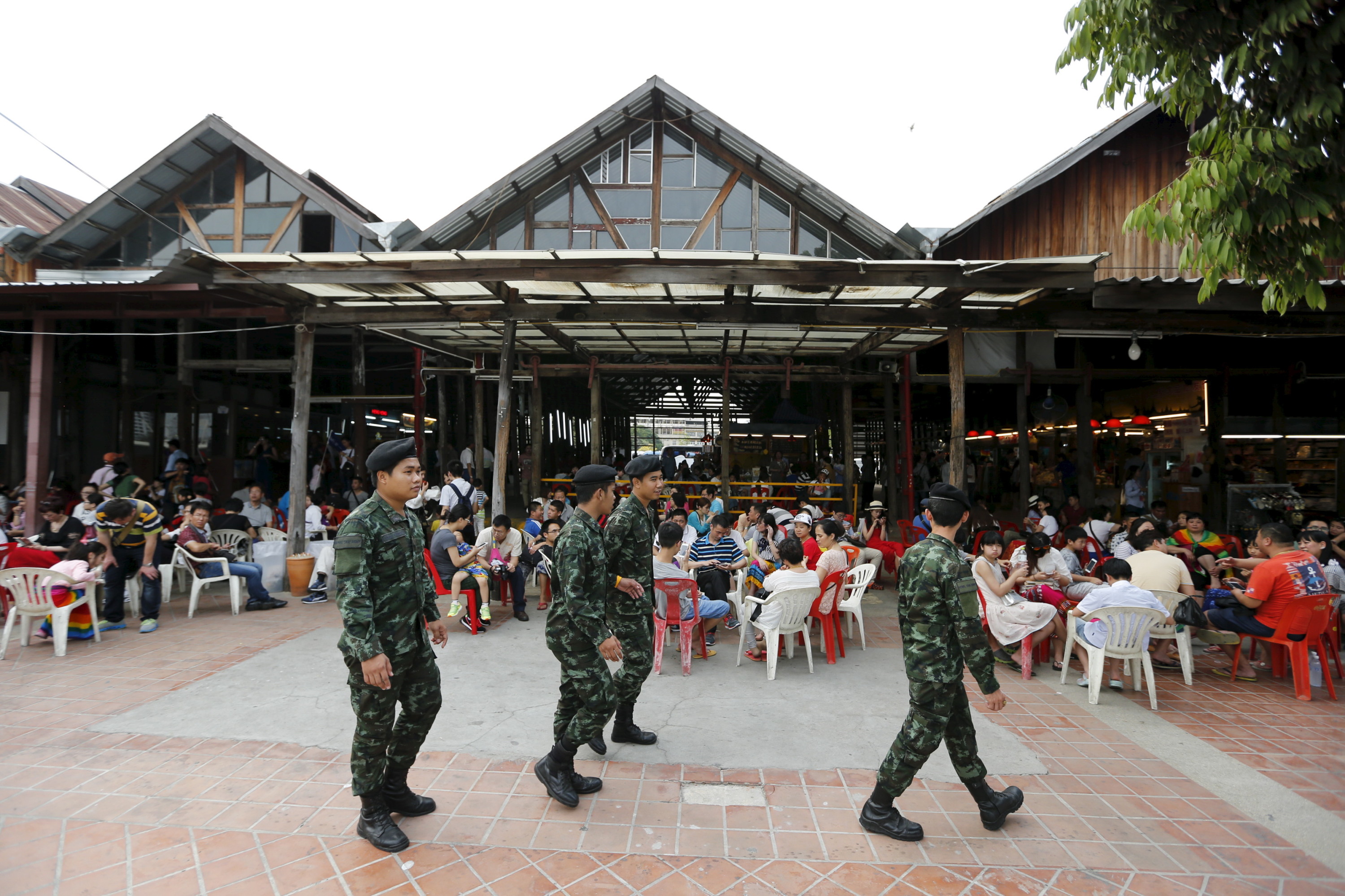 16 februari 2016. Thaise soldaten patrouilleren bij een pier aan de Chao Phraya-rivier in Bangkok, die populair is bij Chinese toeristen. – © Reuters / Jorge Silva