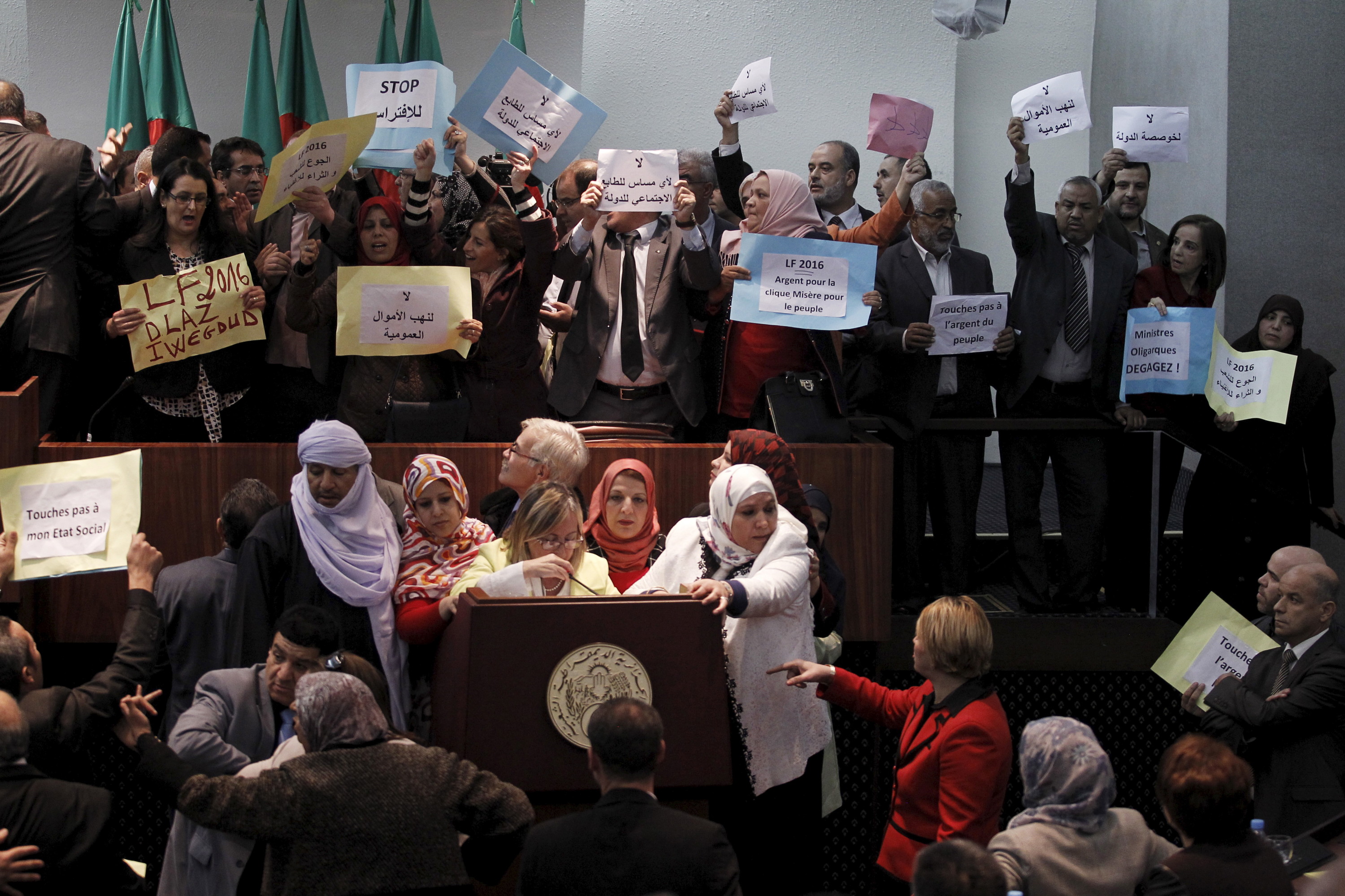 Demonstraties tegen de bezuinigingen vanuit het Algerijnse parlement, 12 januari 2016.