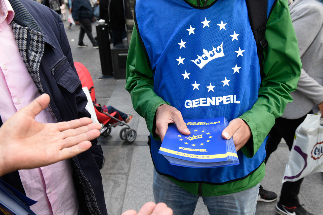 Comité GeenPeil, bang voor uitbreidingsdrift van de EU, verzamelde e benodigde 300.000 handtekeningen voor het referendum. – © Peter Hilz / HH