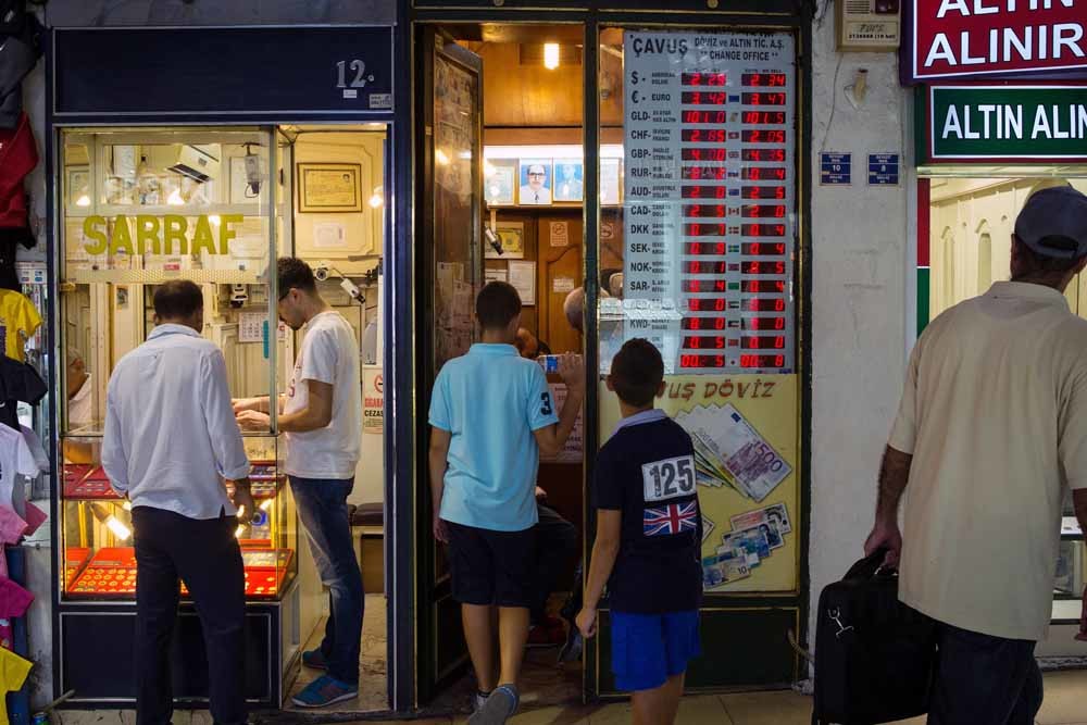 Een geldwisselkantoor in de Grote Bazaar in Istanboel. – © Kerem Uzel / Getty Images