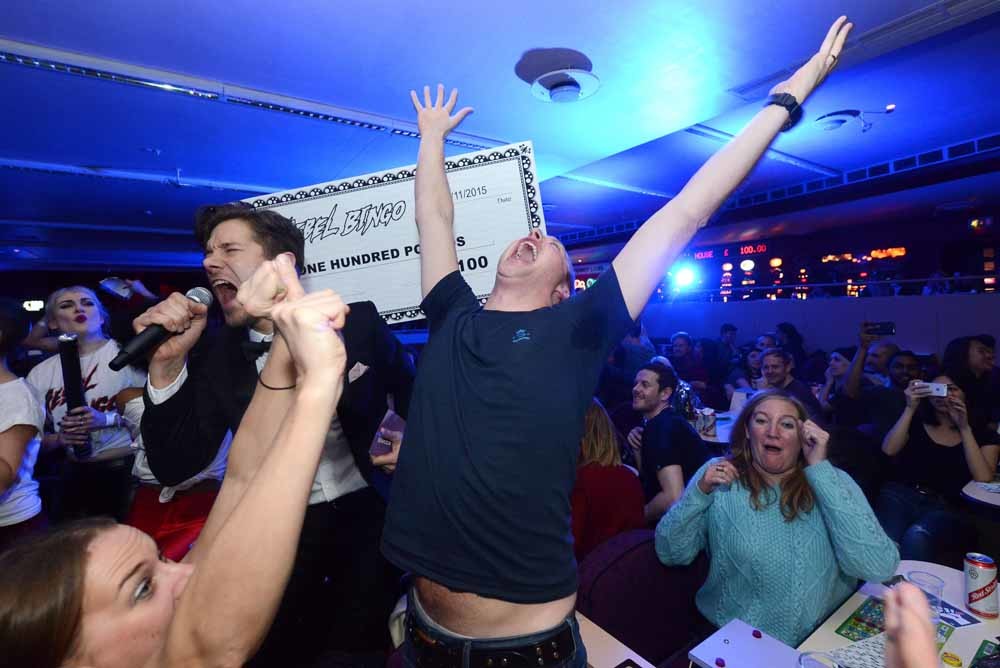 Freddie Sorensen (met microfoon) en James Gordon zijn de oprichters van Rebel Bingo. © Christian Sinibaldi / HH