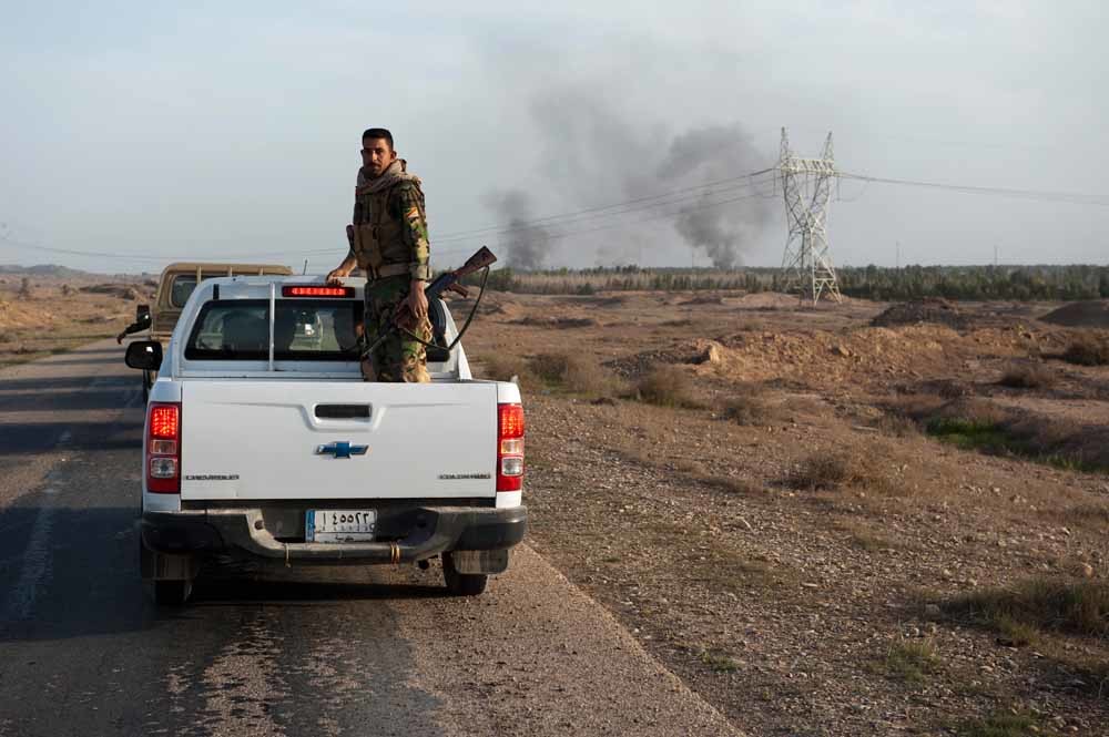 Mee op expeditie met een sjiitische militie. Op de achergrond branden soennitische dorpen. –  © Stanislav Krupar