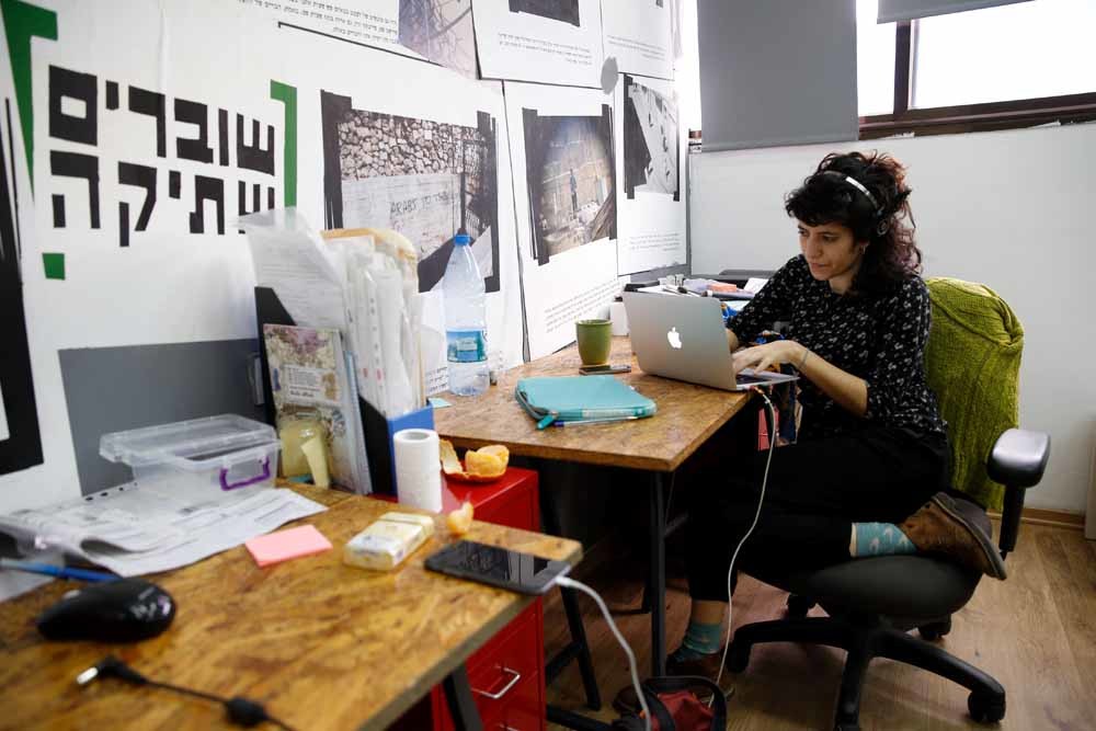 Een medewerkster van Breaking the Silence, een ‘linkse ngo’ die onder vuur ligt. – © Baz Ratner / Reuters