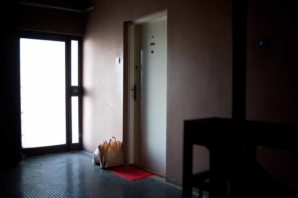 De ingang van het appartement in de Yuri Gagarinstraat waar Mladic zich verschool. Een paar deuren verderop zat Karadzic. © Andres Testa / Hollandse Hoogte