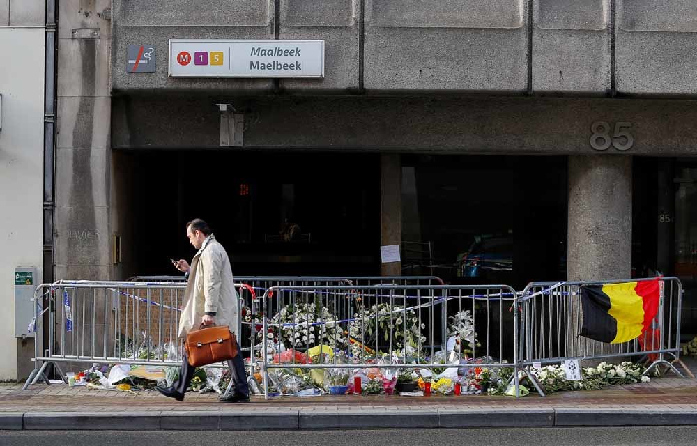 en man loopt langs het getroffen Maalbeek-metrostation, een week na de aanslagen. © Reuters