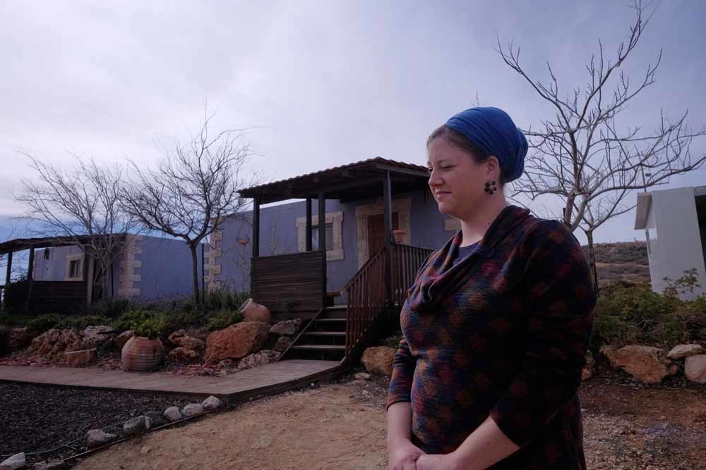 Boycot tegen Israël werkt averechts De Joodse koloniste Maanit Rabinovitz bij haar gastenverblijven op de Westelijke Jordaanoever. De Palestijnse Autoriteit heeft Airbnb gevraagd om dit soort appartementen te weren, omdat ze de Israëlische nederzettingenpolitiek in stand zouden houden. ©
