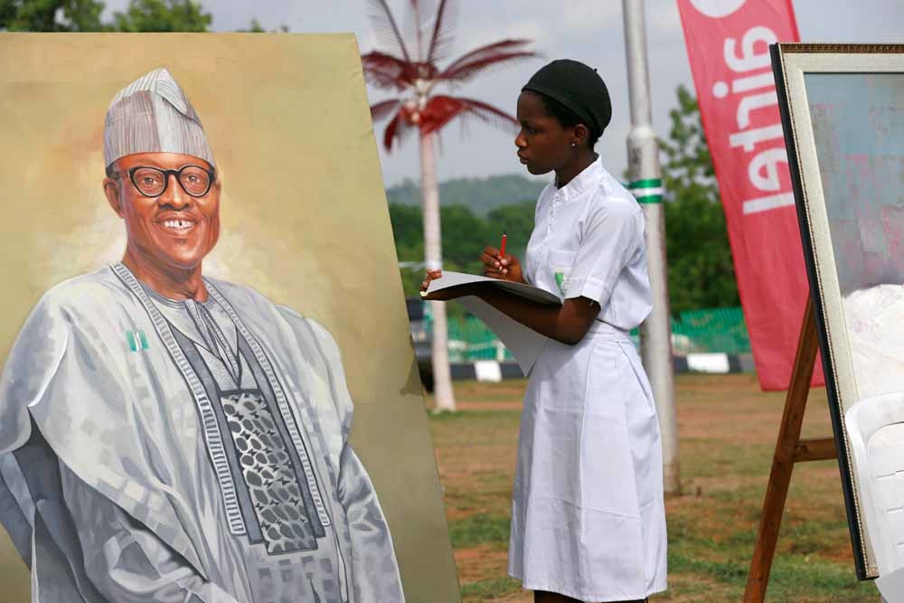 Een kunststudent maakt een tekening van (toen) presidentskandidaat Muhammad Buhari. – © Afolabi Sotunde / Reuters