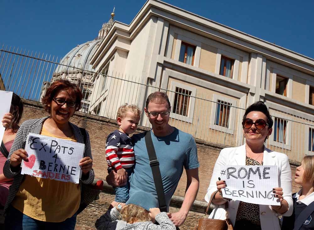 Aanhangers van Sanders bij zijn bezoek aan het Vaticaan. – © Elisabetta Villa / Getty
