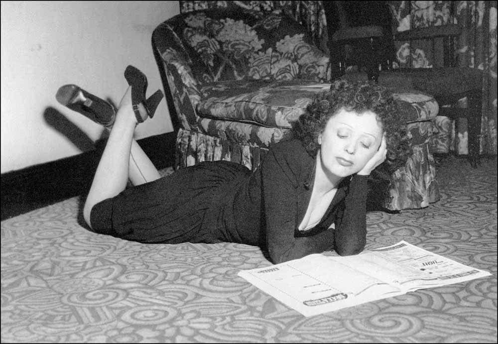  Edith Piaf in een hotelkamer in New York, 1948.