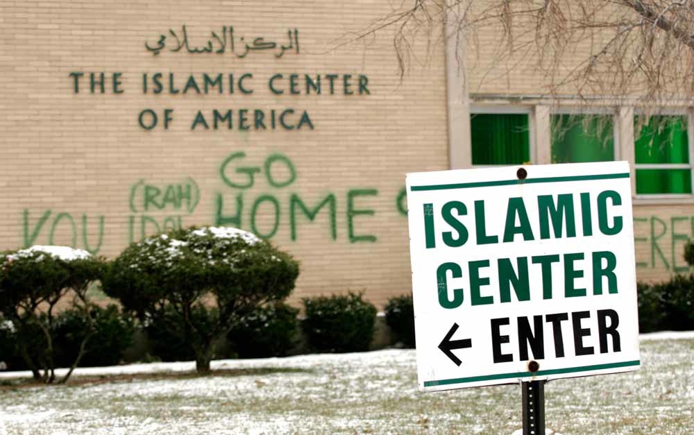 Antimoslimgraffiti op de muur van het Islamic Center in de stad. – © Bill Pugliano / Getty Images