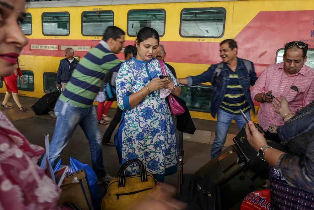 Reizigers op het Centraal Station van Mumbai. Samen met onder meer de Indiase Spoorwegen gaat Google op 400 stations snel internet aanleggen. – © Dhiraj Singh / Getty Images