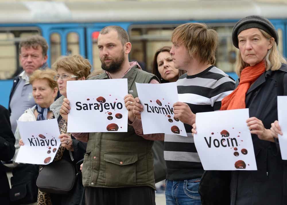 Kroatische vredesactivisten protesteren in Zagreb tegen de vrijspraak van Seselj.  – © Xinhua / Miso Lisanin / HH 