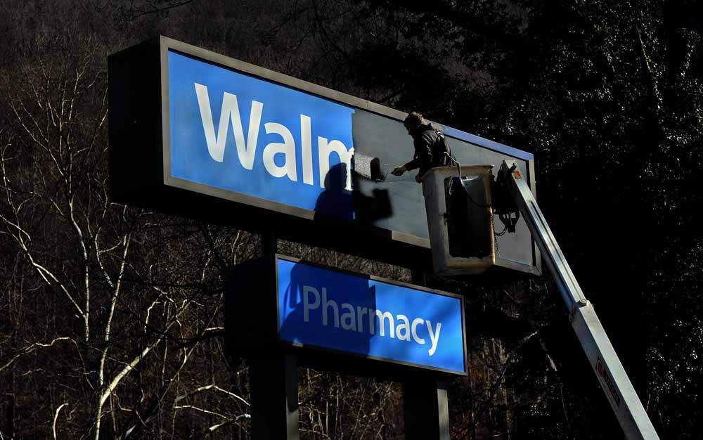 Vijf dagen nadat de Wallmartvestiging in Kimball sloot, werden de letters van het dak gehaald, en het reclamebord overgeschilderd. – © Michael S. Williamson / Getty