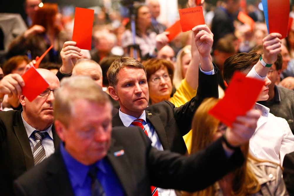 Een stemronde op het congres van de AfD in Stuttgart. – © Wolfgang Ratta / Reuters