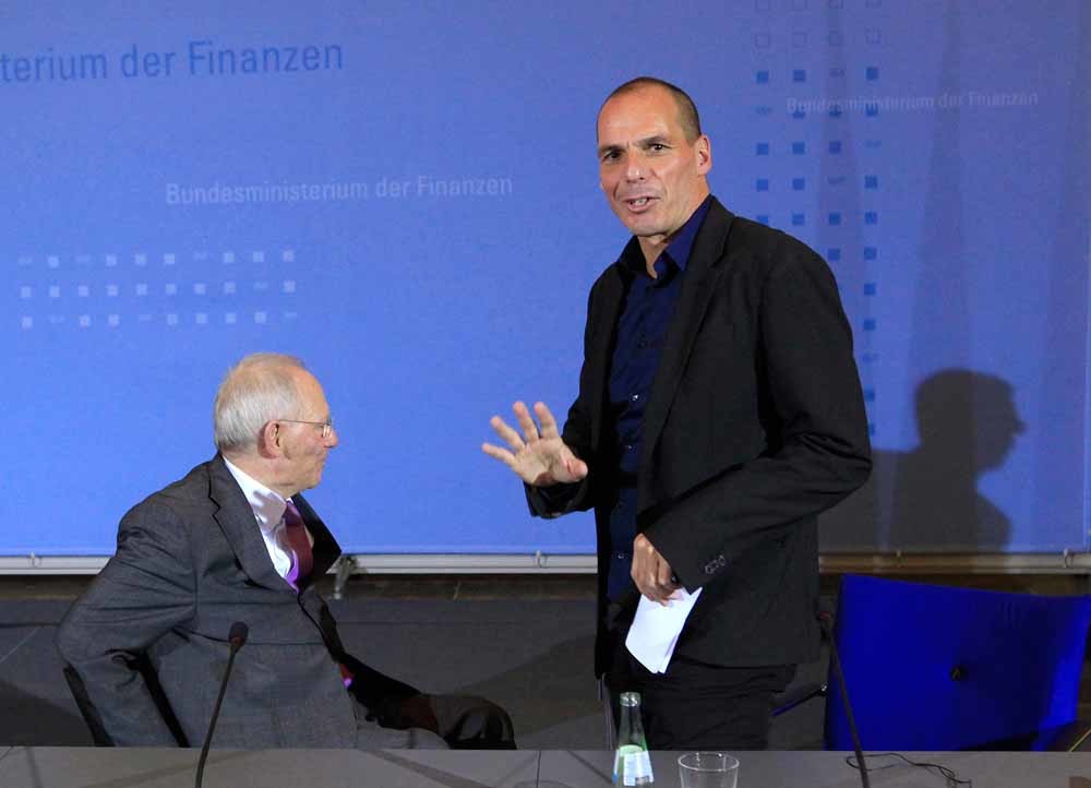 Yanis Varoufakis met zijn Nemesis: de Duitse minister van Financiën Wolfgang Schäuble. – © Krisztian Bocsi / Getty