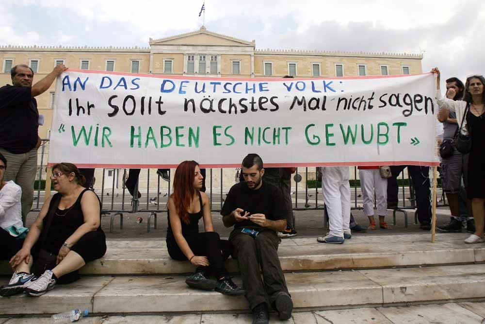 Grieken protesteren tegen een bezoek van Angela Merkel aan Athene in 2012. – © Milos Bicanski / Getty