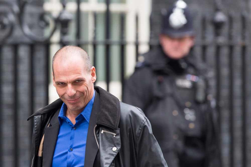 Yanis Varoufakis, toen nog minister van Financiën, op weg naar Downing Street voor een vergadering met zijn Britse collega George Osborne. – © Jason Alden / Getty
