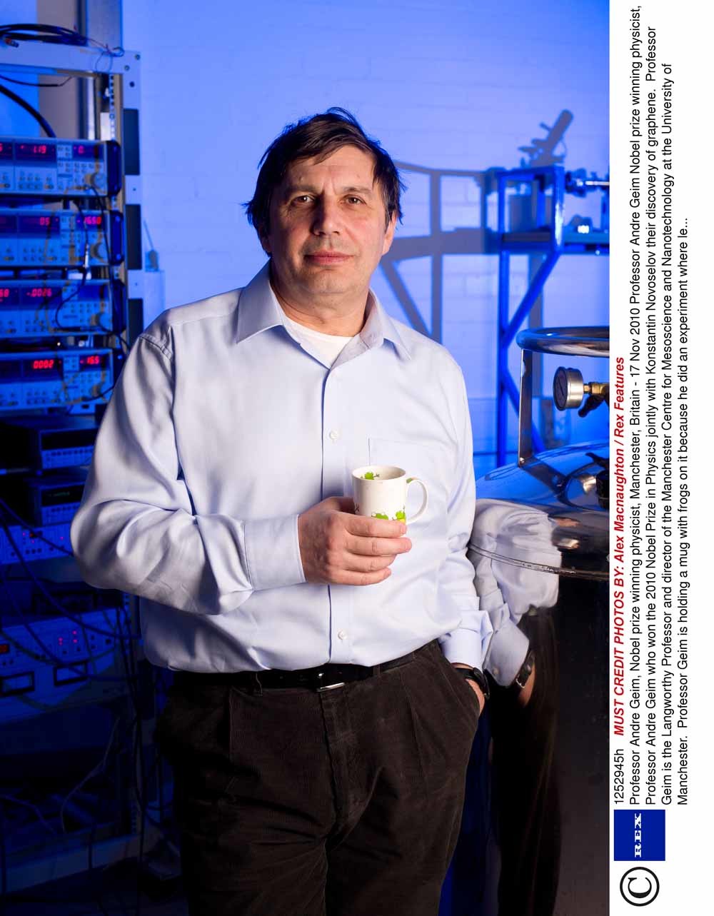 Andre Geim – met kikkermok – in zijn lab in Manchester.  – © Alex Macnaughton / HH