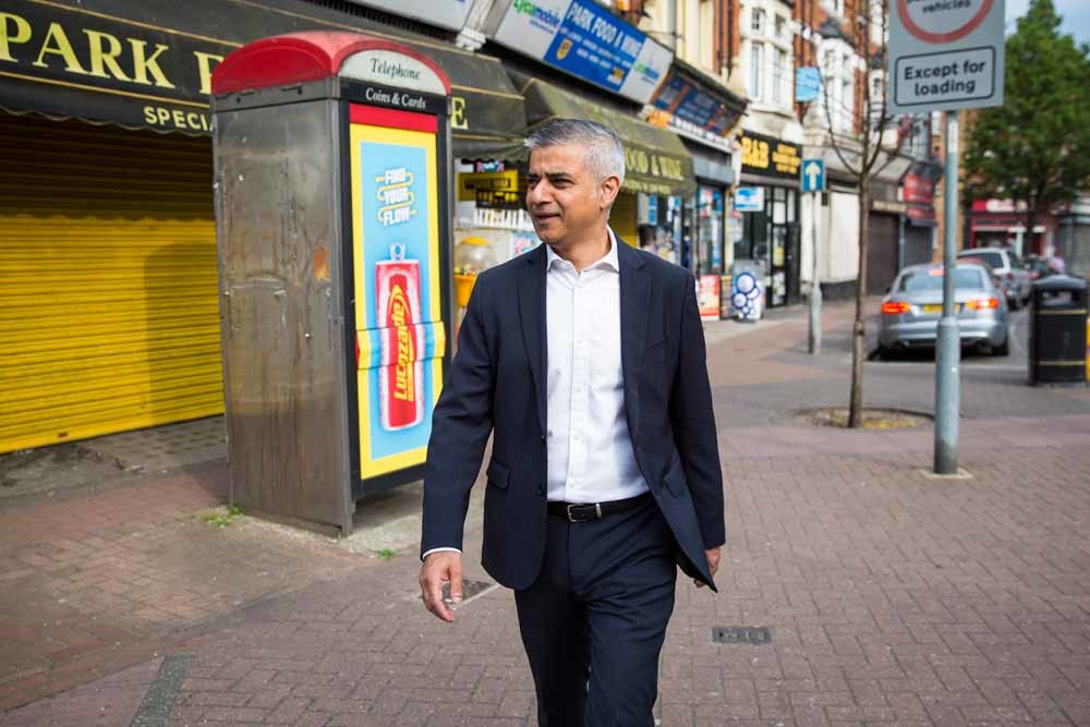 Sadiq Khan op weg naar zijn nieuwe baan vanuit zijn huis in de wijk Tooting, waar hij al zijn hele leven woont. – © Jack Taylor / Getty Images