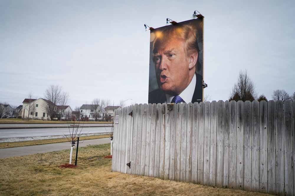 Een billboard van Donald Trump in een achtertuin in Iowa. – © Charles Ommanney / Getty Images