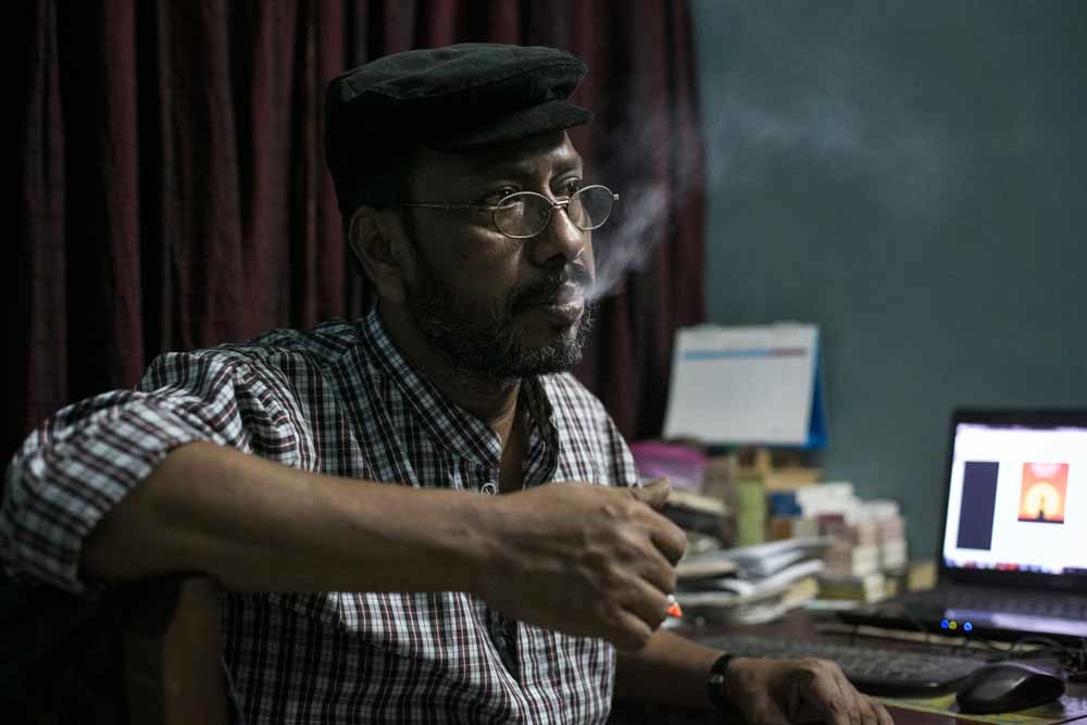 Blogger en schrijver Ranadipan Basu overleefde vorig jaar een aanslag met negen messteken, op dezelfde dag dat uitgever Faisal Are n Deepan werd vermoord. Sindsdien vreest hij voor zijn leven. – © Allison Joyce / Getty Images