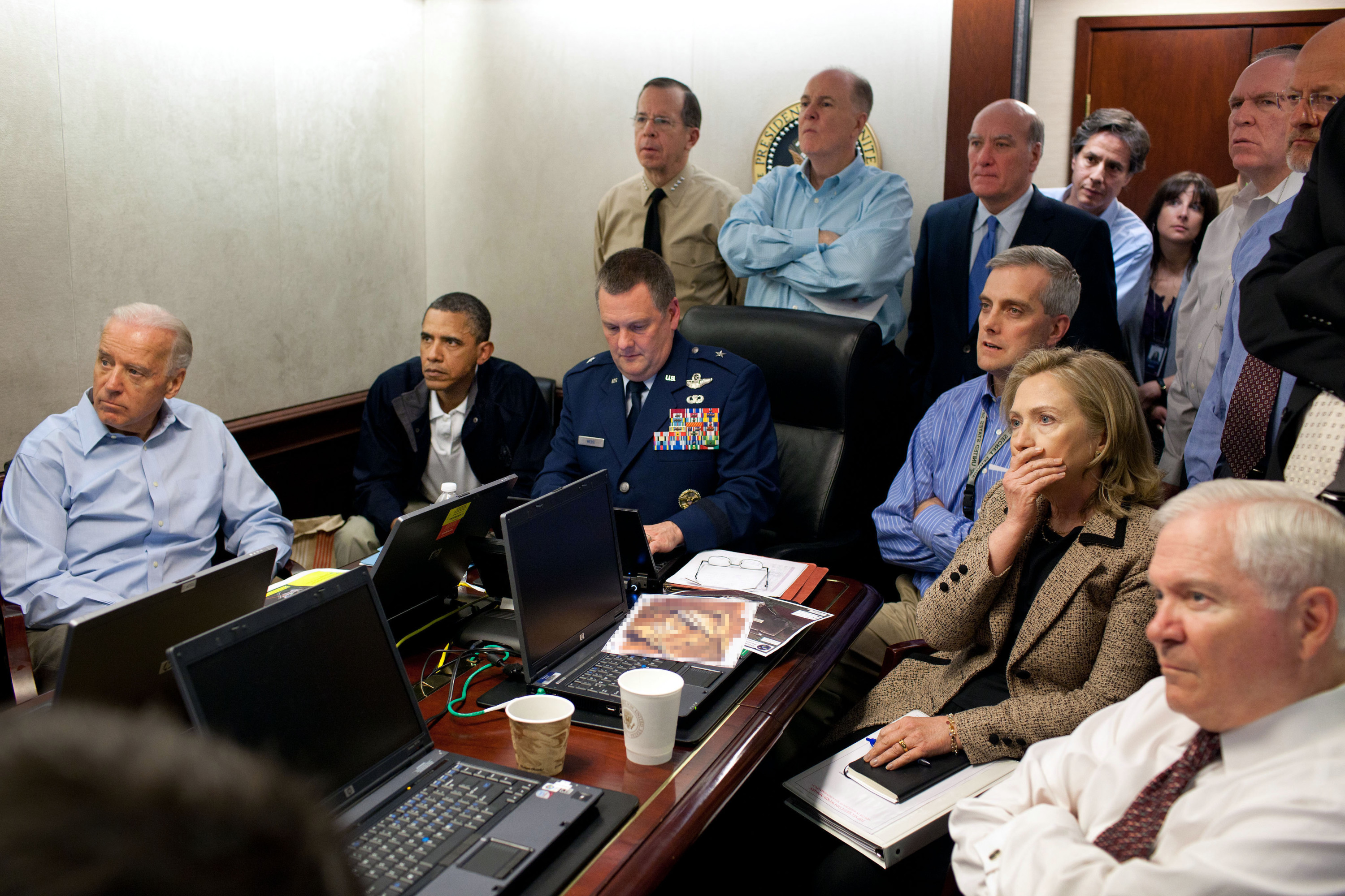 Clinton en Obama volgen de operatie waarbij Bin Laden werd gedood, op 1 mei 2011. – © Pete Souza / Getty