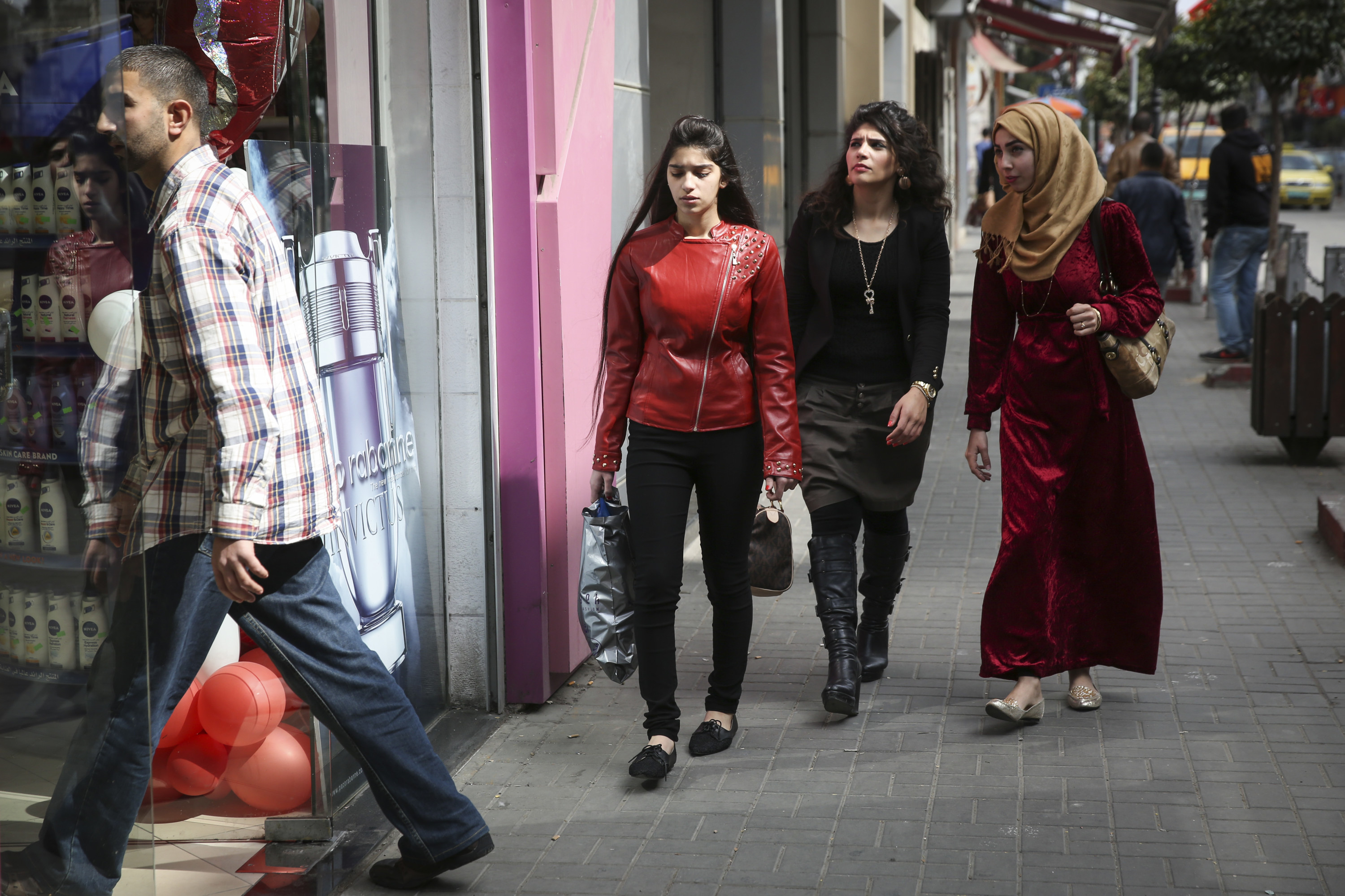 Jonge Palestijnse vrouwen winkelen in Ramallah. – © Hollandse Hoogte