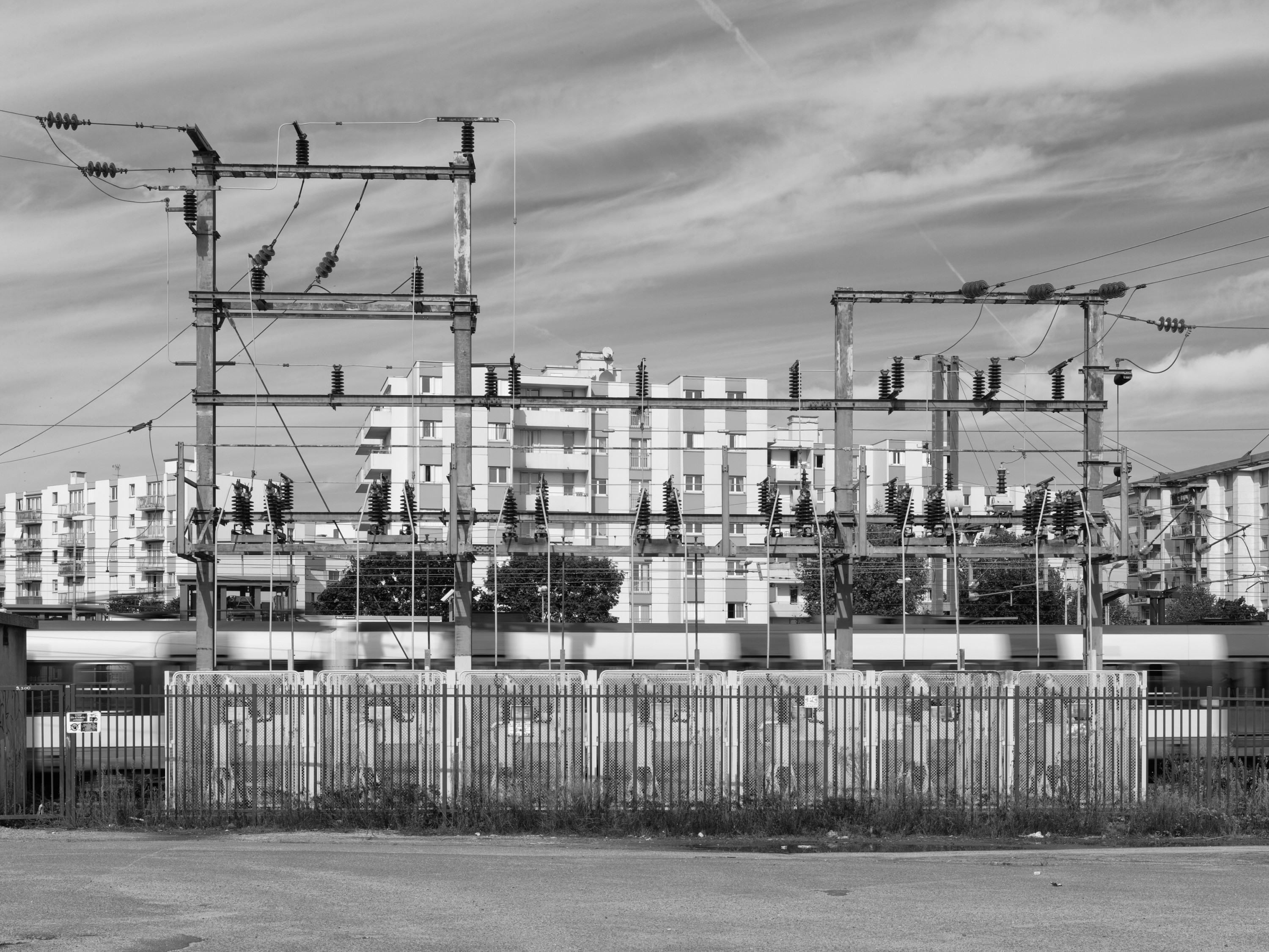 Binnen de banlieues liggen de cités, enorme betonnen woningbouwprojecten die in de decennia na de oorlog zijn gebouwd in de brutalistische stijl van Le Corbusier. Ooit waren ze bedoeld als modelsteden voor werkende mensen, nu heersen er armoede en social