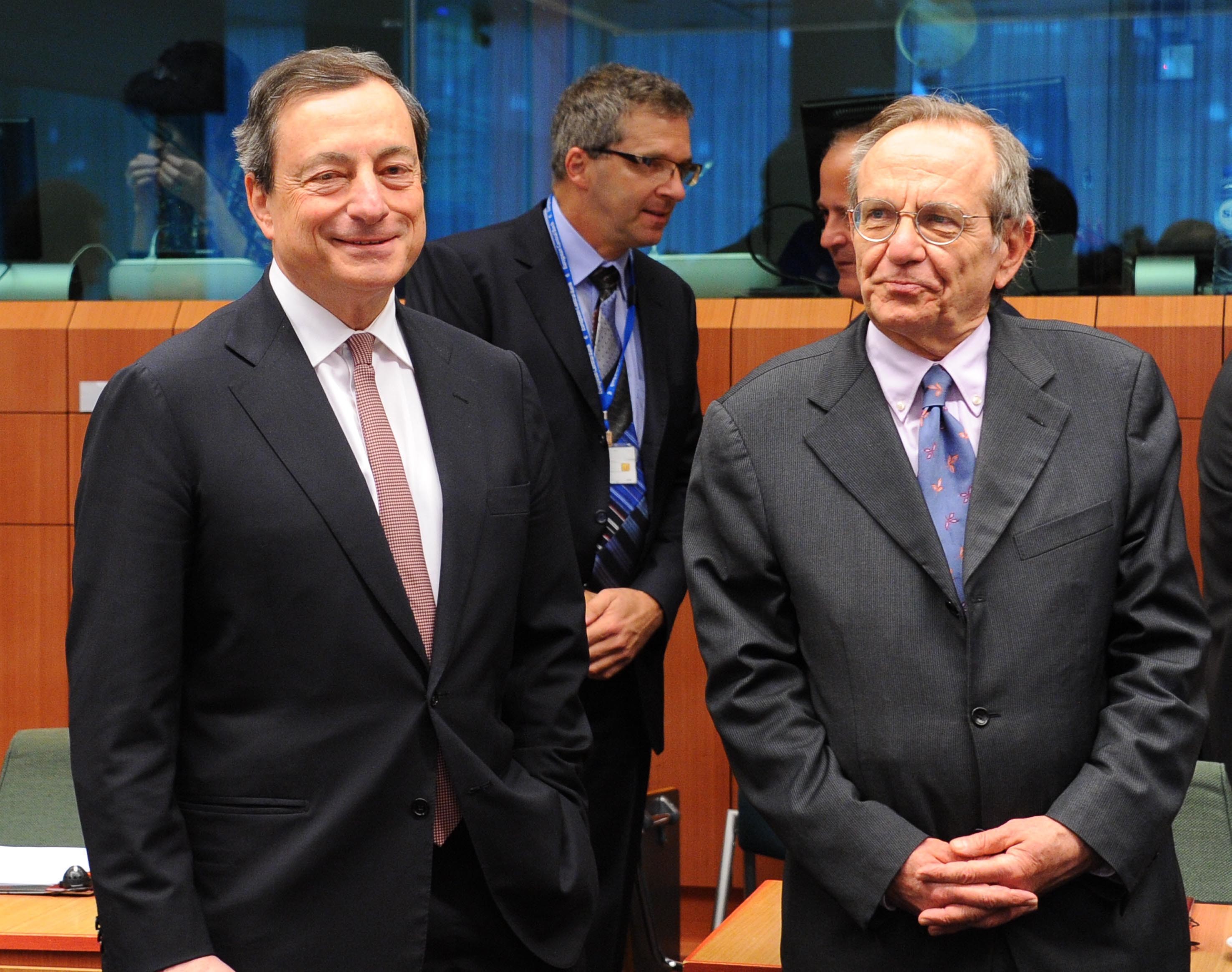 Mario Draghi, voorzitter van de Eurpese Centrale Bank, (links) en minister van Financiën Pier Carlo Padoan. Gaan zij Europa redden? – © Getty