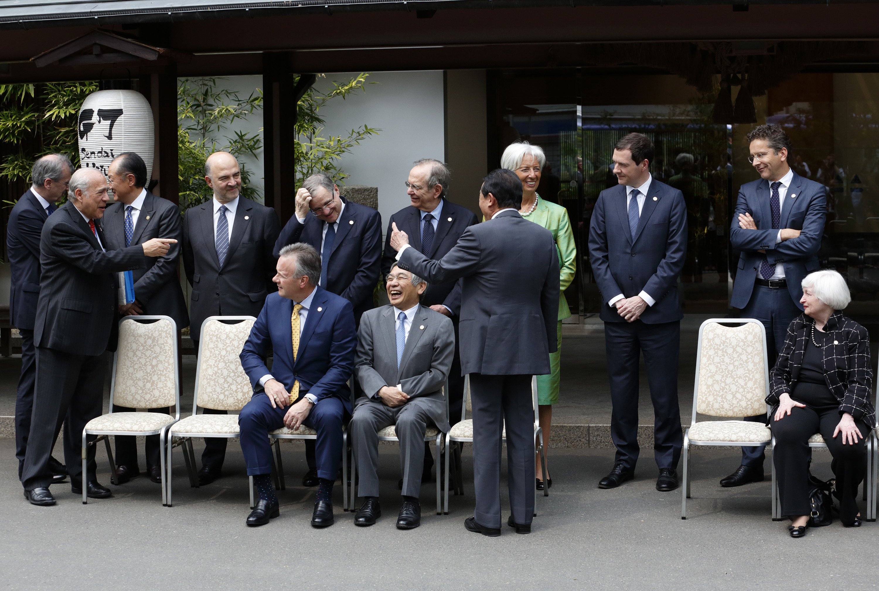 De zeven ministers van Financiën van G7 bijeen in Japan, mei 2016. Padoan is de enige van hen die een economische opleiding genoot. – © Getty