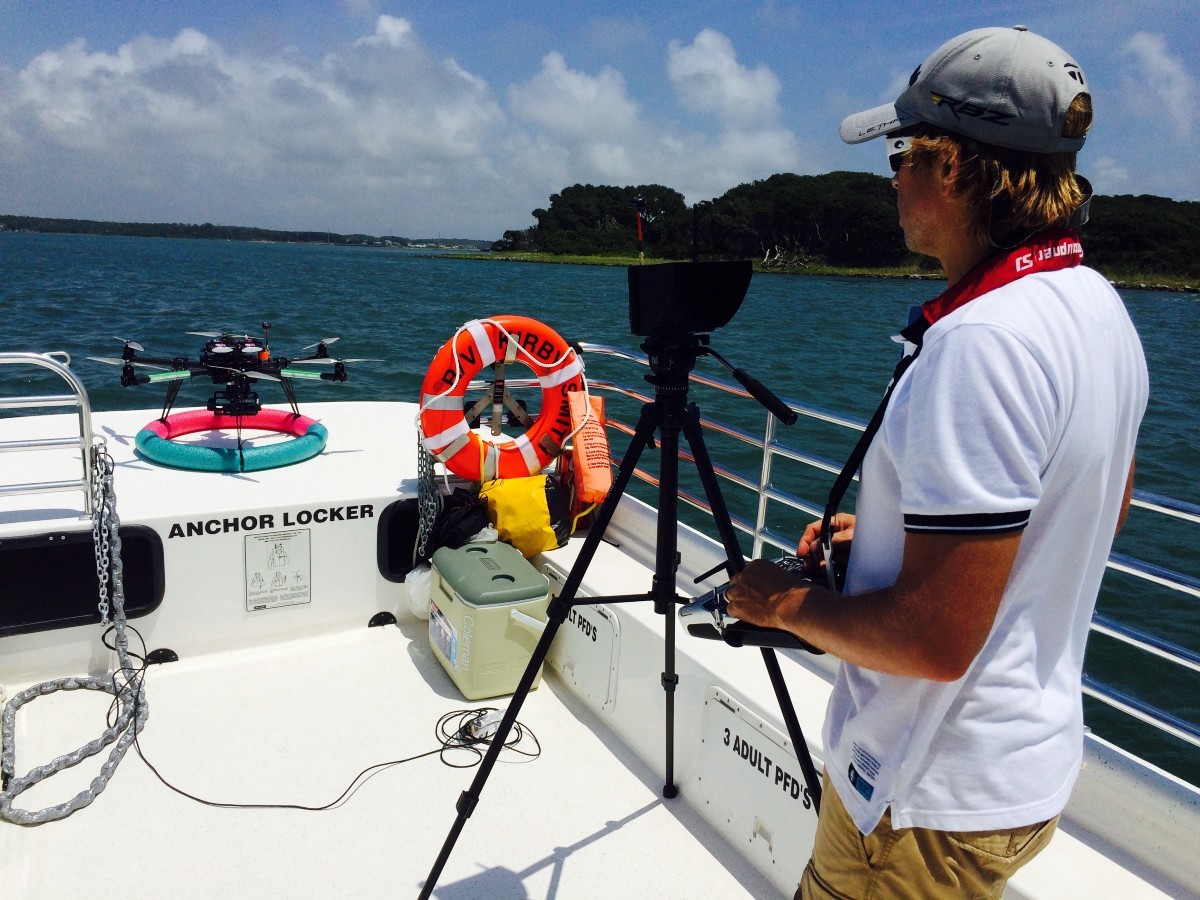 Een onderzoeker op zee. Mangroves en koraalriffen moeten in kaart worden gebracht, o.a. met de hulp van drones. – © Duke University Marine Laboratory