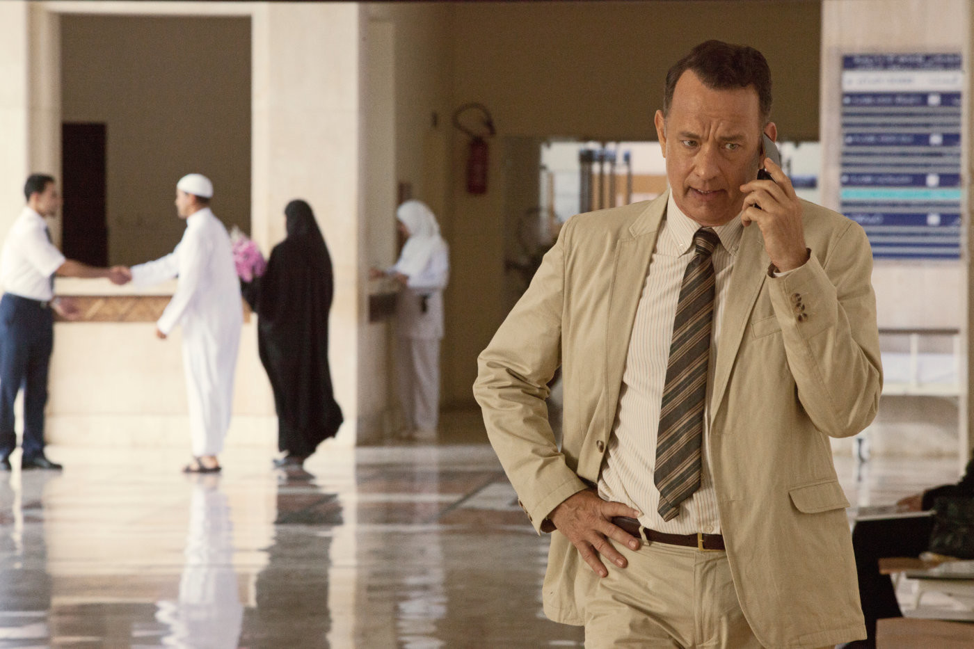 ‘Het spel van Tom Hanks verheft deze sombere reflectie op de ondergang van Amerika tot een milde absurdistische farce met een donkere geopolitieke ondertoon’