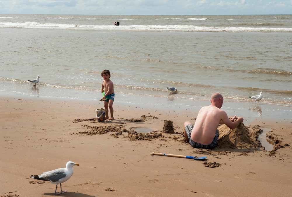 Vader en kind bij Zandvoort aan zee, ee plek die bij Duitsers zeer populair is. – © Michiel Wijnbergh / HH