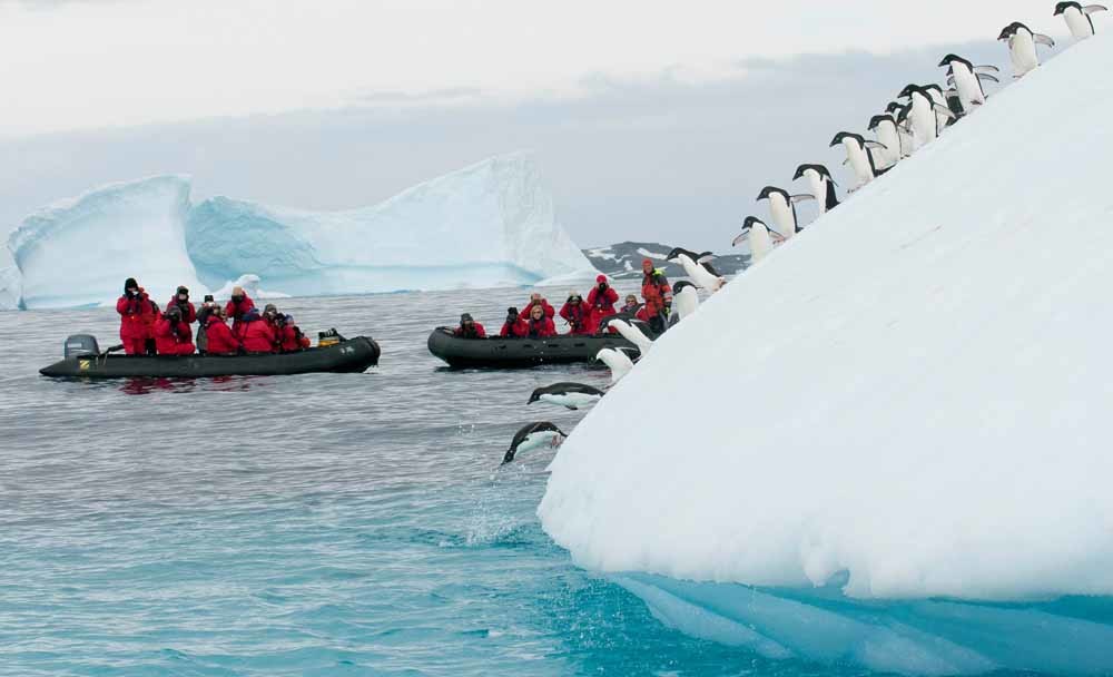 Cruiseschepen verkennen de omgeving. – © One Ocean Expedtions / David Sinclair