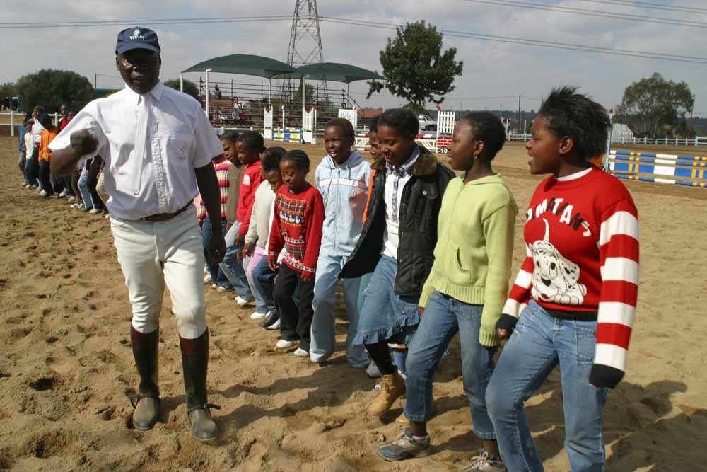 Met zijn leerlingen in Soweto. – © Antony Kaminju / Hollandse Hoogte 