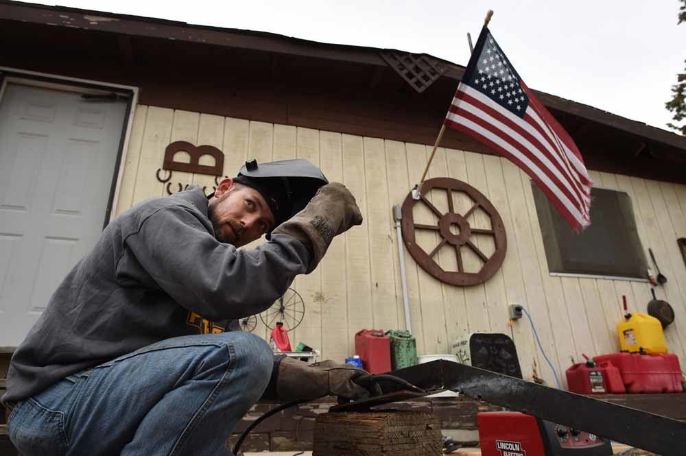 Patriot-leider B.J. Soper maakt een schietschijf om op te gaan oefenen. © Matt McClain / The Washingingtoon Post via Getty