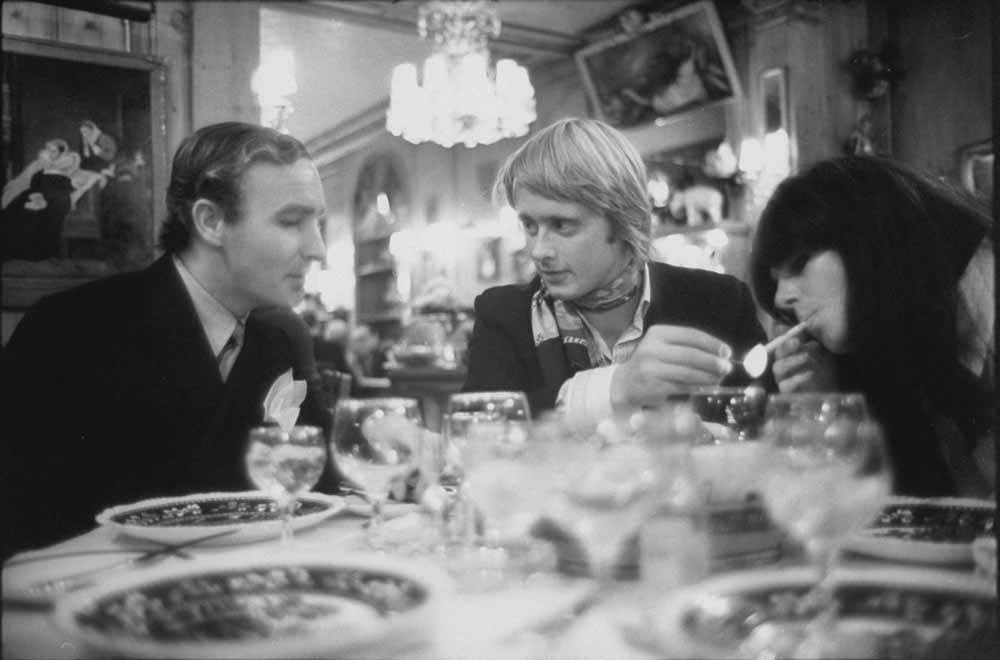 De schrijver met zijn agent Desmond Elliott (l.) en model/actrice Suzie Mandrake. © Loomis Dean / Getty