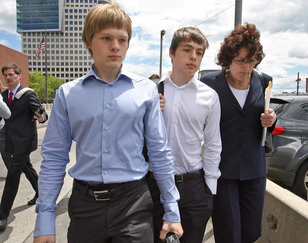 Tim en Alex Foley bij de rechtbank in Moakley, waar hun ouders werden ondervraagd. – © HH