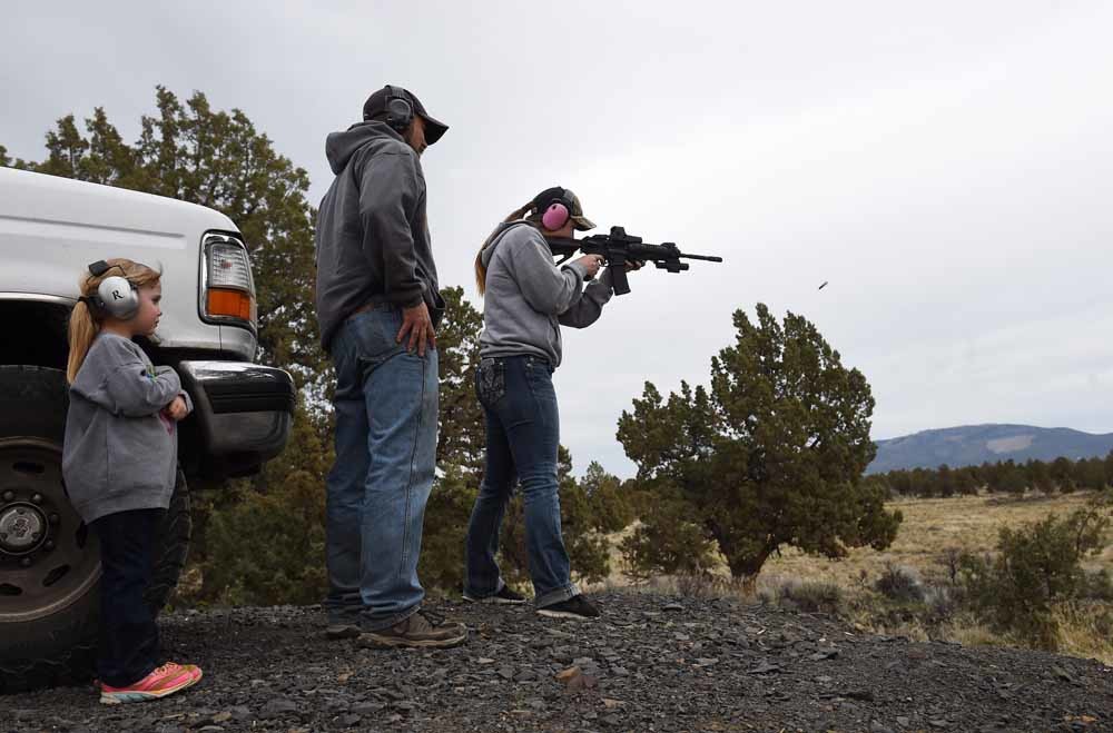 Soper en familie tijdens een schiettraining. – © Matt McClain / The Washington Post via Getty