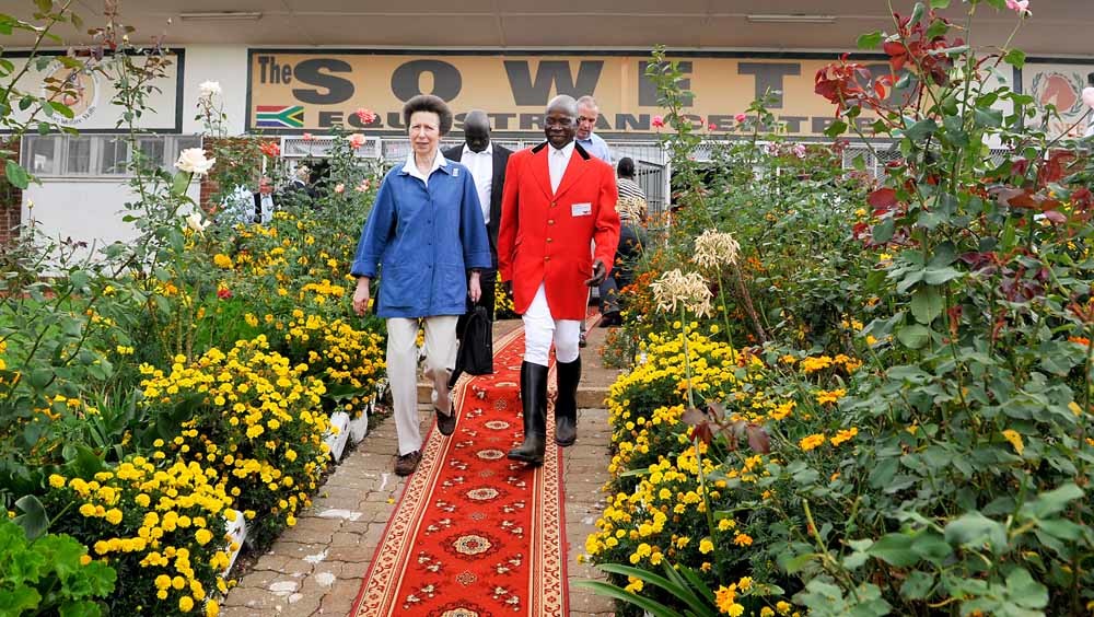 Enos Mafokate met de Britse prinses Anne bij het Soweto Equestrian Centre. – © Getty Images