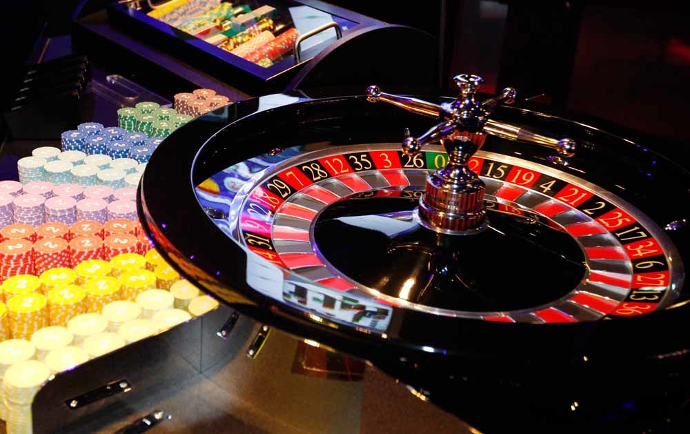 ‘Het walgelijke aan roulette is bovendien dat het getal waar je mee zou hebben getriomfeerd, maar een paar centimeter van de verpletterende schande verwijderd is. Het grote succes was zó dichtbij, het geld is zó foetsie.’ – © Imago Stock & Peop