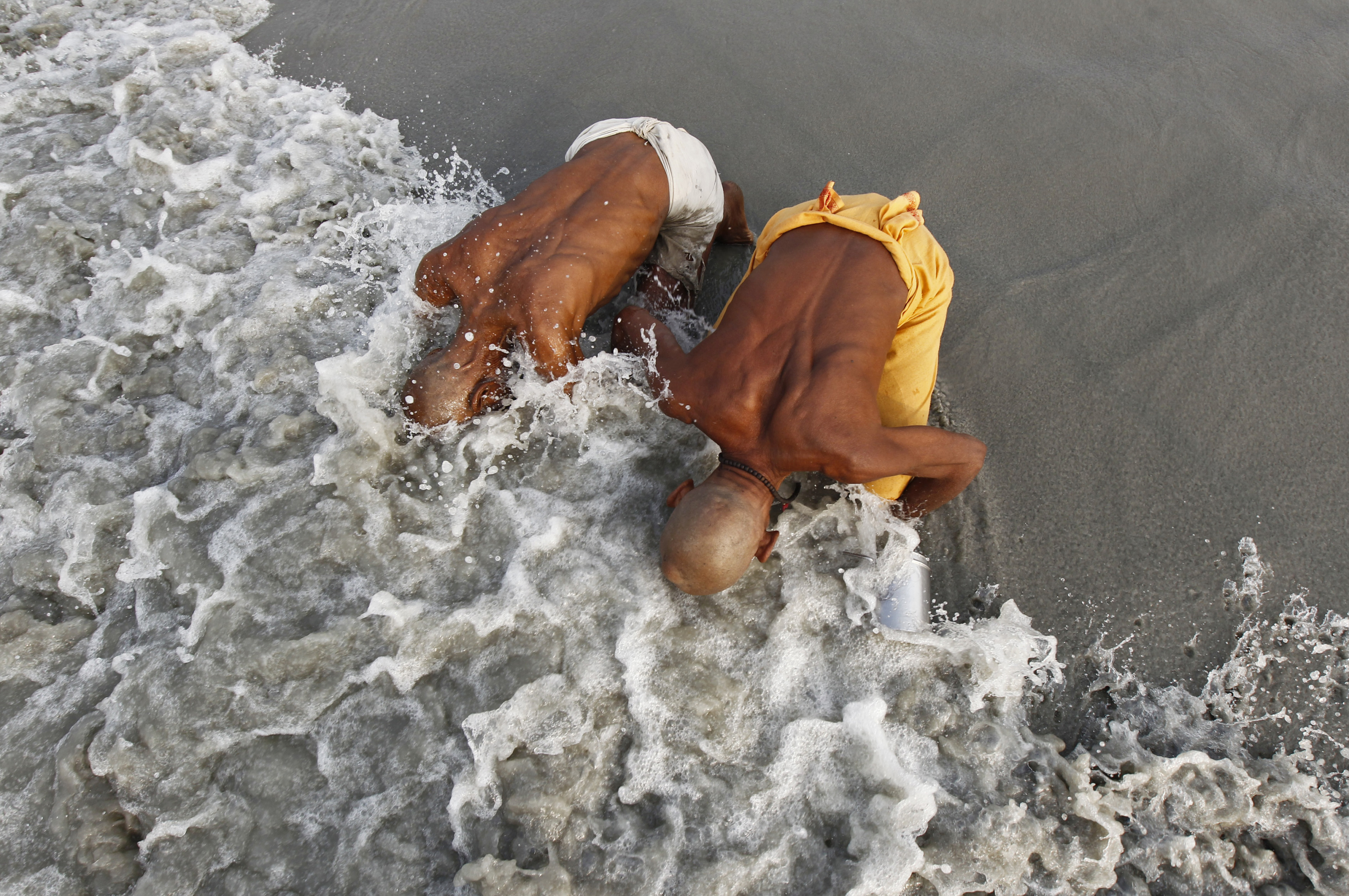Hindoestaanse pelgrims tijdens een ritueel in de Ganges. Foto: Reuters