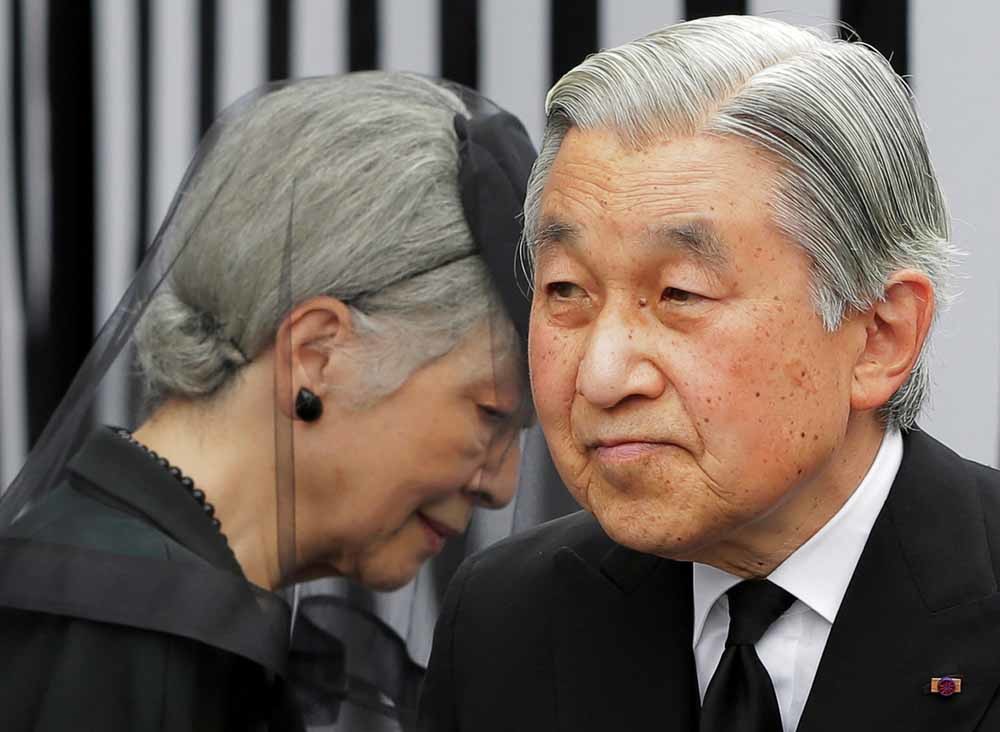 Keizer Akihito en zijn vrouw Michiko, hier na een plechtigheid voor de overleden prins Tomohito, een neef van de keizer. – © Itsuo Inouye / Reuters